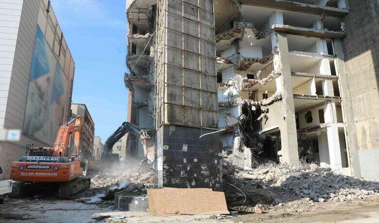 Dev binada yıkım hızlandı
 - Samsun’un İlkadım ilçesinde bulunan ‘Anakent İş Merkezi’nde yıkım çalışması hızlandı. Dış cephe sökümü tamamlanan binanın betonarme yapısı da yıkılmaya başlandı.
