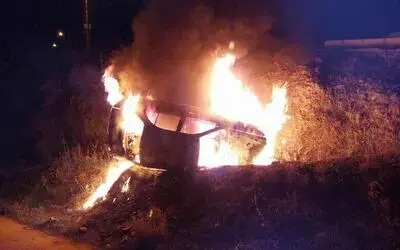 Silahla bir kişiyi yaralayıp kaçmak isteyenlerin aracı kazada alev alev yandı
