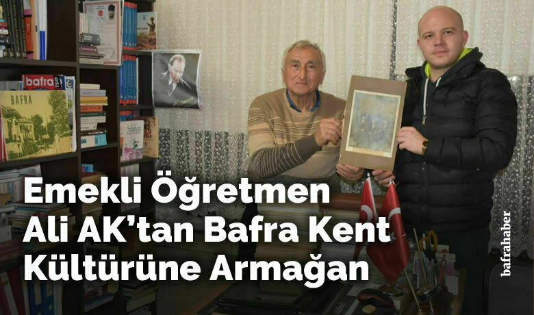 Emekli Öğretmen Ali Ak'tanBafra Kent Kültürüne Armağan  - Emekli Öğretmen Ali AK, tarihi bir fotoğrafı ve  19 Mayıs dergilerini Bafra Tütün Müzesine armağan etti. 