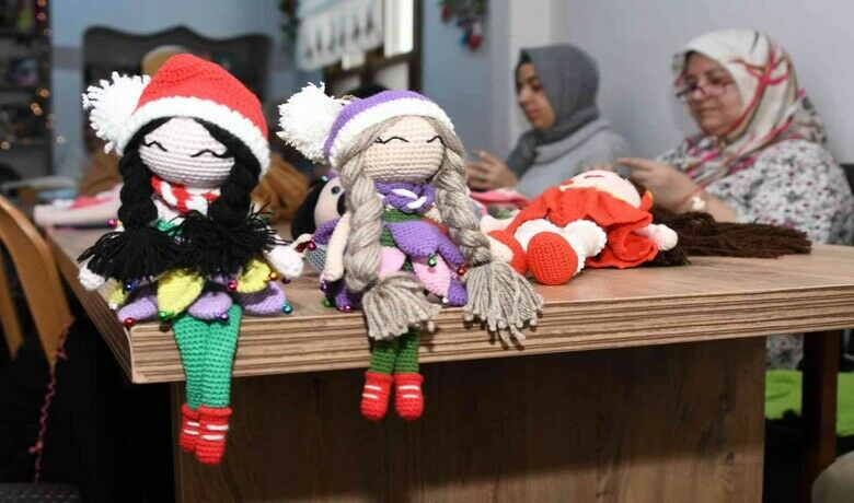 Kadınlar ‘Amigurumi örgüorganik bebek’ üreterek kazanıyor - Samsun Büyükşehir Belediyesi Sosyal Hizmetler Dairesi Başkanlığı’na bağlı Kadıköy Kültür ve Yaşam Evi’nde açılan kurslar sayesinde kadınlar hem üretiyor hem de para kazanıyor.