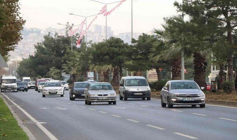 Samsun’da trafiğe kayıtlı araçsayısı 413 bini geçti - Türkiye İstatistik Kurumu (TÜİK) verilerine göre Samsun’da trafiğe kayıtlı araç sayısı son verilere göre  bin 748 adet artarak, 413 bin 326 oldu.