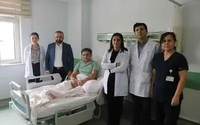 Yüzüne inşaat demiri 8 santim saplanan işçi yarım santimle kurtulmuş
