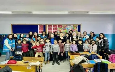Üniversite öğrencileri elleriyle ördükleri ürünleri miniklere hediye etti
