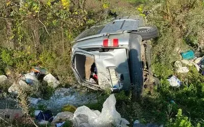 Lastiği patlayan araç şarampole yuvarlandı: 3 yaralı
