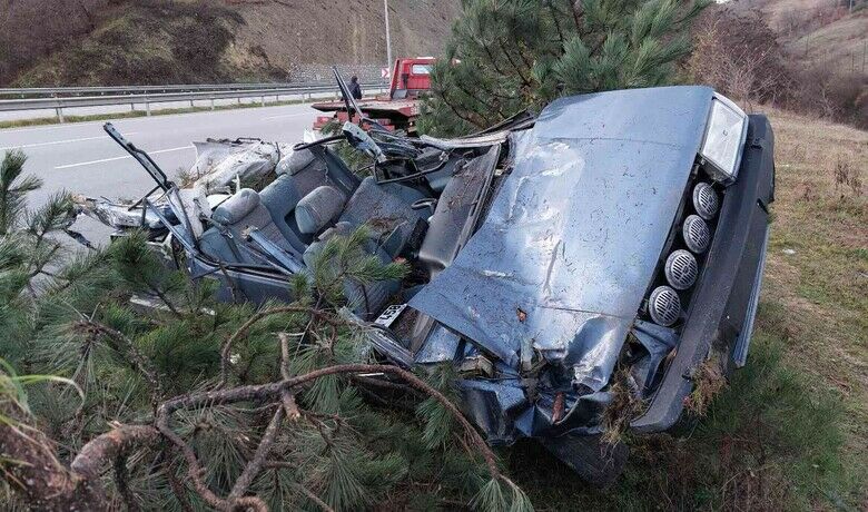 Parçalanan Tofaş’tan sağ çıktı
 - Samsun’da önce tıra ardından da çam ağacına çarparak parçalanan Tofaş marka otomobilde bulunan sürücü kazayı ağır yaralı olarak atlattı.