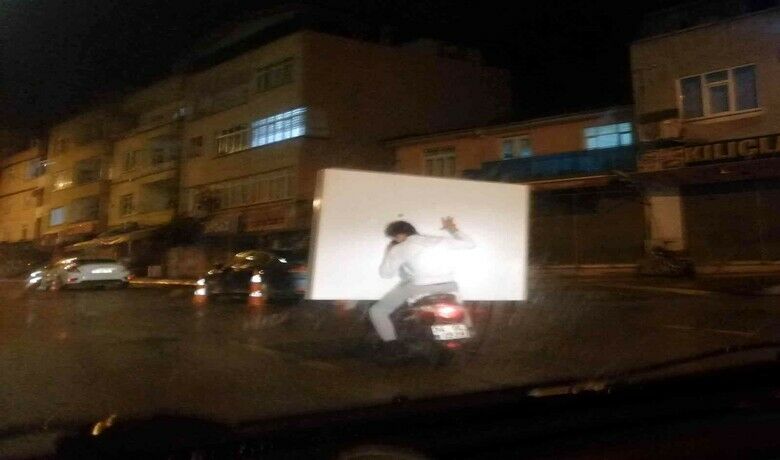 Motosikletle tehlikeli yolculuk
 - Samsun’da motosiklet üzerinde bulunan 2 kişinin aralarına aldıkları plastik levha ile yolculuk yapması yürekleri ağza getirdi.