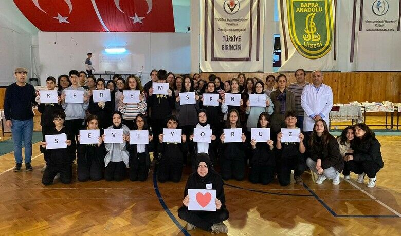 Öğrencilerden örnek davranış - Samsun Bafra Anadolu Proje Lisesi 9. sınıf öğrencileri, İngilizce öğretmeni Naim Okay öncülüğünde ihtiyaç sahibi öğrenciler ile tedavi gören öğrenci için okulda etkinlik düzenlediler.