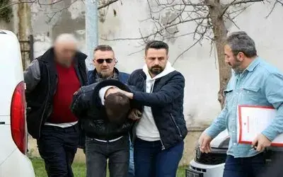 Ahşap sandıkta bulunan cesetle ilgili 2 şüpheli adliyede
