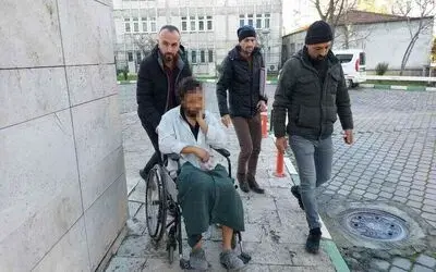 Polisi bıçaklayınca vurulan şahıs tekerlekli sandalye ile adliyeye sevk edildi
