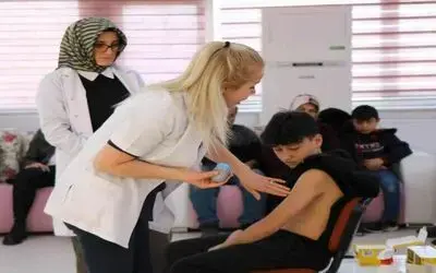 Sensör takılan şeker hastası çocuklar parmaklarının delinmesinden kurtuldu
