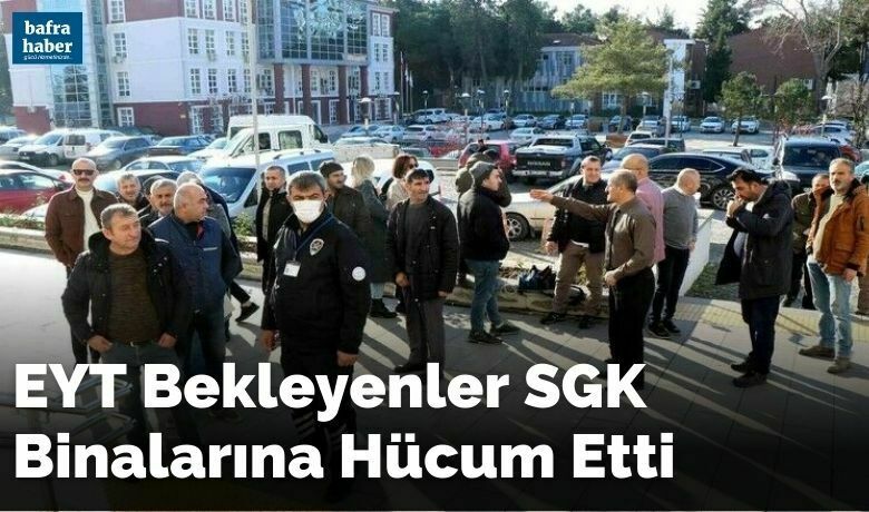 EYT bekleyenler SGK binalarına hücum etti - SAMSUN (İHA) – Emeklilikte yaşa takılan (EYT) vatandaşlar, mesai saatinin başlamasının ardından Sosyal Güvenlik Kurumu (SGK) binalarına akın ettiler.