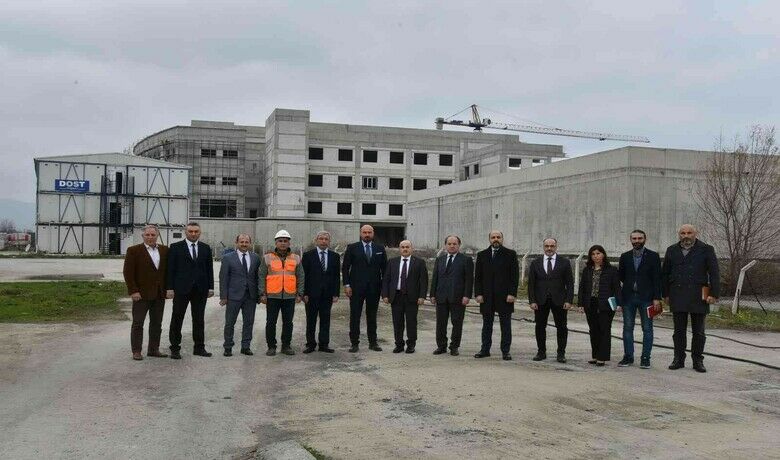 Başkan Togar: “Bir asırlıközlem çok yakında dinecek” - SAMSUN (İHA) – Tekkeköy Belediye Başkanı Hasan Togar, “İlçemizin bir asırlık özlemini çok yakında dindireceğiz. 2024 yılında hasta kabulüne başlayacak hastanemiz konutlaşma, ticari alanlar ve sosyal tesisleri peşinde sürükleyerek ilçemizin dinamosu olacak” dedi.