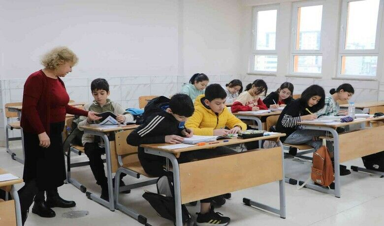 Türkiye’de bir ilk: Yarıyıltatilinde öğrencilere ’kış okulu’ imkanı - Türkiye’de ilk defa gerçekleştirilen ’kış okulu’ uygulamasıyla öğrenciler yarıyıl tatilinde okullarda ders almaya devam ediyor. Tatilde de okula gitmeyi tercih eden öğrenciler, matematik ve İngilizce derslerinde kendilerini geliştiriyor.