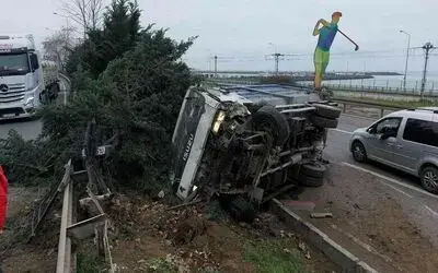 Samsun’da devrilen kamyonetin sürücüsünü emniyet kemeri kurtardı
