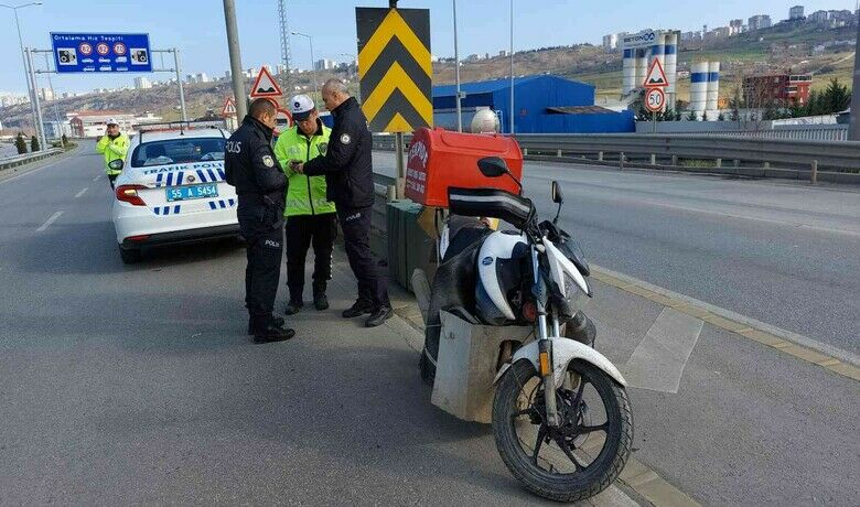 Samsun’da otomobil motosikletli kuryeye çarpıp kaçtı: 1 yaralı

