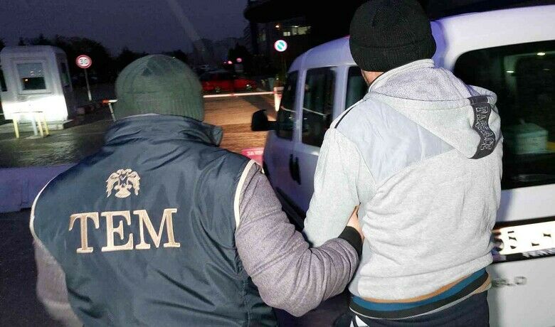 Samsun ’da DEAŞ operasyonunda 1adli kontrol, 3 sınır dışı - Samsun’da TEM polisi tarafından DEAŞ terör örgütüne yönelik düzenlenen eş zamanlı operasyonda gözaltına alınan yabancı uyruklu 4 kişiden 3’ünün emniyetteki işlemlerinin ardından sınır dışı edilmesine karar verilirken, 1 kişi ise çıkarıldığı mahkemece adli kontrol şartıyla serbest bırakıldı.