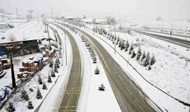 Kavak beyaz gelinliği giydi
 - Samsun’un Kavak ilçesinde etkili olan kar yağışı sonrası ilçe merkezi ve Samsun-Ankara karayolu beyaza büründü.