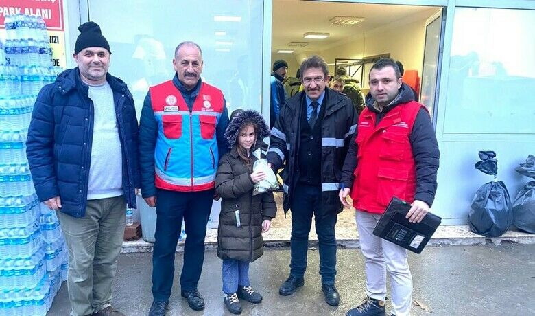 Minik Elif Zehra, kumbarasındabiriktirdiği 410 lirayı depremzedelere gönderdi - Samsun’un 19 Mayıs ilçesinde bir ilkokul 3. sınıf öğrencisi, kumbarasında biriktirdiği 410 lirayı depremzedelere gönderdi.