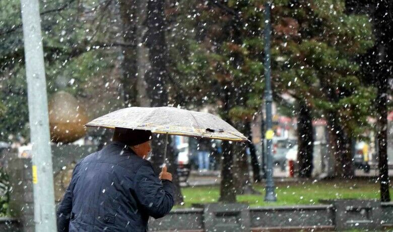 Soğuk hava ve kar yağışı Samsun’da etkili oluyor - Kış mevsiminin en soğuk günlerinin yaşandığı Samsun’da kar yağışı aralıklarla etkili olurken, 80 kırsal mahallenin yolu ulaşıma kapandı.