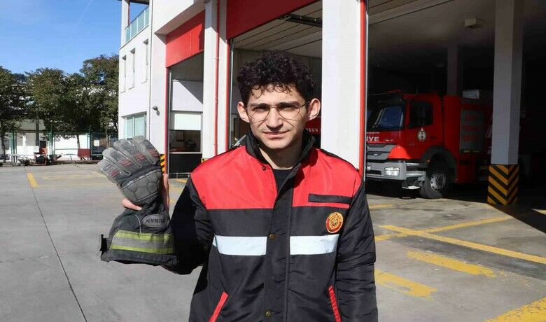 İtfaiye personelinin ‘eldiveni’kurtuluşun hikayesi oldu - Depremde enkaz altından çıkarılıp sedyeye konulan minik Reyyan, itfaiye personelinin elini bırakmak istemedi. O sırada eldivenini çıkaran itfaiye personelinin elinde eldivenin biri kalırken, diğeri ise Reyyan’la birlikte sedyede gitti. O anları unutamayan itfaiye personeli, “Eldiveni ömrüm boyunca saklayacağım” dedi.