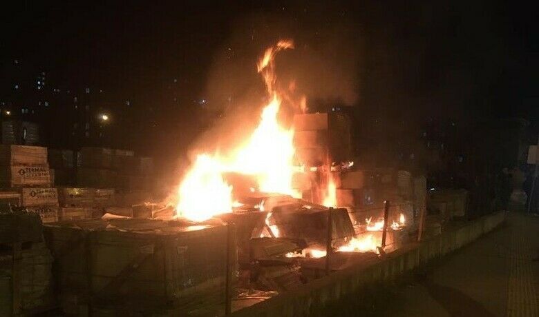 Samsun’da inşaat malzemesisatan işyerinde yangın çıktı - Samsun’da inşaat malzemesi satan işyerinde çıkan yangın itfaiyenin müdahalesi sonucu söndürüldü.