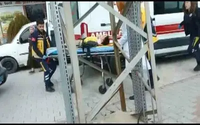 Otomobil okul önünde öğrencilere çarptı: 1’i ağır 2 yaralı
