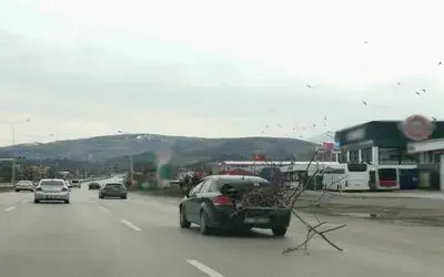 Otomobil ile yolda ağaç taşıdı, trafiği tehlikeye düşürdü
