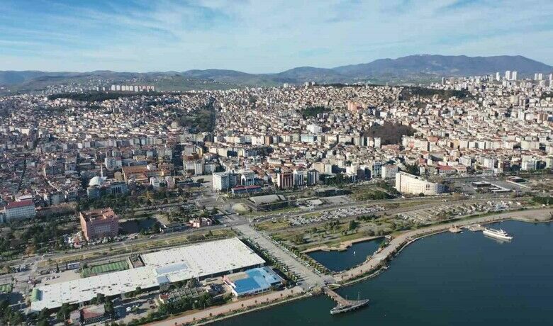 Samsun’un hava kalitesine iklim değişikliği etkisi - Orta Karadeniz Temiz Hava Merkezi Müdürü Yakup Yıldız, Samsun’da bu kış mevsiminin ılıman geçmesi ve evlerde kullanılan yakıtın azalması dolayısıyla şehrin hava kalitesinde yüzde 7-15 arasında bir iyileşme olduğunu açıkladı.