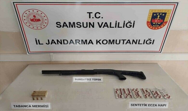 Samsun’da 101 sentetik ecza ele geçirildi
 - Samsun’un Çarşamba ilçesinde 101 adet sentetik ecza hap, ruhsatsız tüfek ve çok sayıda tabanca fişeği ele geçirildi.
