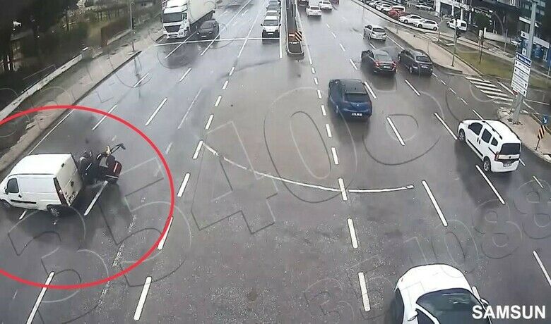Işık ihlali yapan aracamotosiklet hızla çarptı: 1 yaralı - Samsun’da kırmızı ışık ihlali ve hatalı dönüş yapan hafif ticari araca hızla gelen motosiklet çarptı. Çarpmanın etkisiyle motosiklet sürücüsü takla atarak yere düştü.