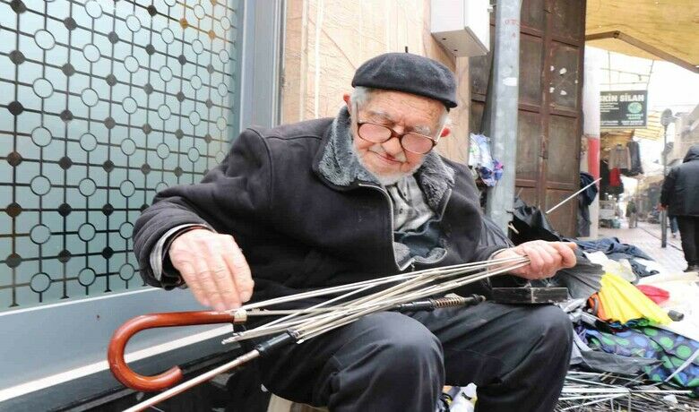 Asırlık çınar 70 yıldır şemsiye tamir ediyor
 - Samsun’un tek şemsiye tamircisi olan 94 yaşındaki Dursun Yıldız, 70 yıldır yaptığı işte çalışma azmiyle gençlere taş çıkartıyor.