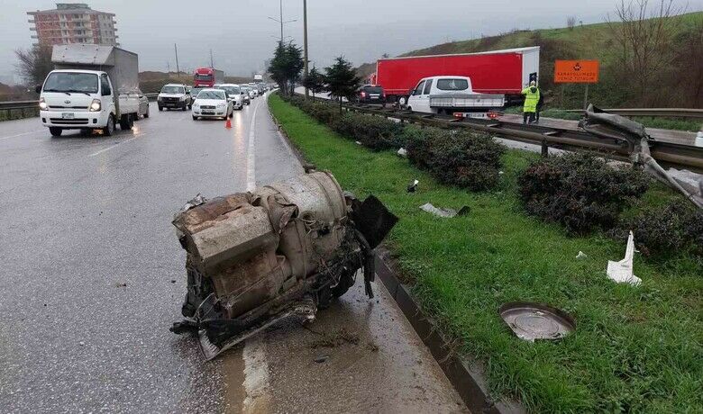 Samsun’da bariyeri parçalayan tırın motorukarşı şeride fırladı: 1 yaralı - Samsun’da yoldan çıkıp refüjdeki demir bariyerleri ve ağaçları biçen tırın motoru yerinden çıkarak karşı şeride fırladı. Kazada araç makaslama yaparken, yabancı uyruklu sürücü yaralandı.