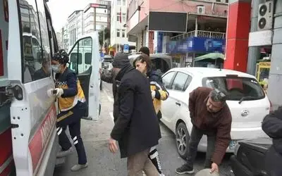 Yolun karşısına geçerken kamyonet çarptı
