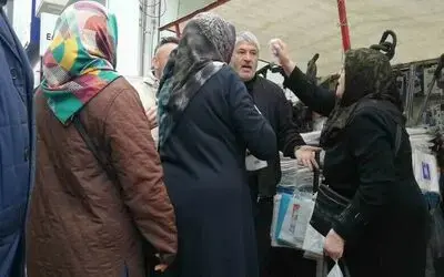 Çocukları ağlayınca meydan dayağı yemekten kurtuldu
