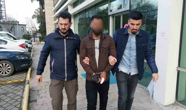 Samsun’da 2 kişiyi bıçak vetaşla hastanelik eden şahıs tutuklandı - Samsun’da 2 kişiyi bıçak ve taşla yaraladığı iddia edilen yabancı uyruklu şahıs çıkarıldığı mahkemece tutuklandı.