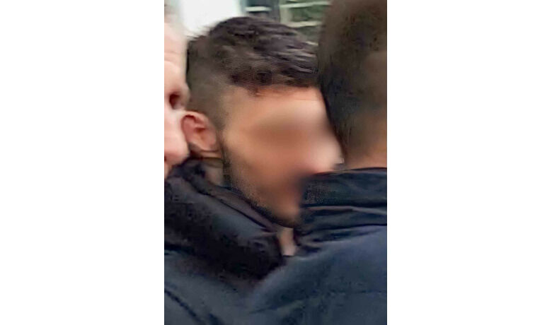 Bilgisayar hırsızlığı şüphelisi otelde yakalandı
 - Samsun’da bir iş yerinden dizüstü bilgisayar çaldığı iddiasıyla polis tarafından aranan şahıs, kaldığı otelde yakalanarak çıkarıldığı mahkemece tutuklandı.