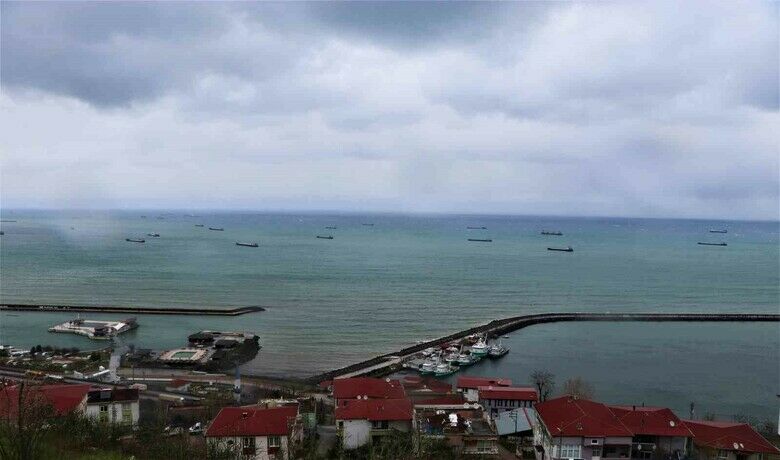 50’ye yakın gemi Samsun açıklarında sıra bekliyor
 - Samsun’daki limanlarda oluşan yoğunluktan dolayı 50’ye yakın gemi Samsun açıklarında sıra bekliyor.