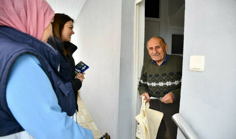 Samsun'da o ilçenin belediyesikapı kapı dolaşıp atık topluyor