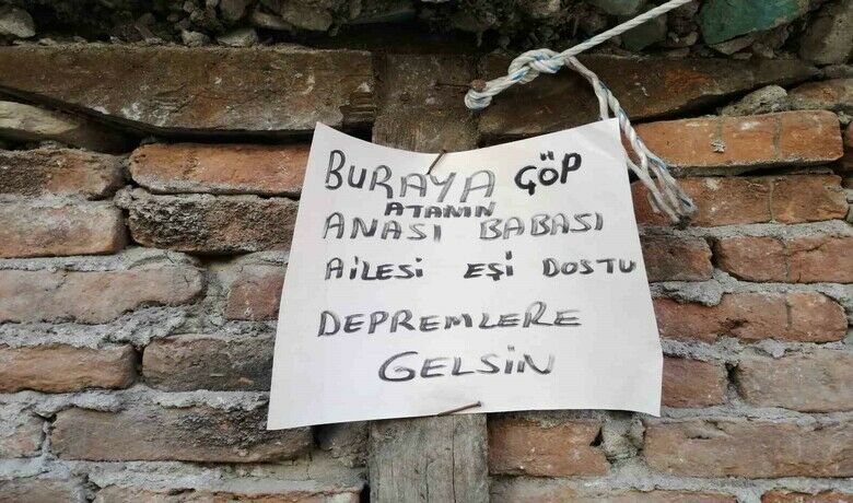 Canına tak eden esnaftan beddualı tepki - Samsun’da dükkanlarının yanındaki boş arsanın çöplük gibi kullanılmasına sinirlenen esnaf, çareyi arsanın duvarına astığı beddualı yazılarda buldu. Arsaya asılan beddualı yazılar sonrasında çevreye atılan çöplerde azalma oldu.