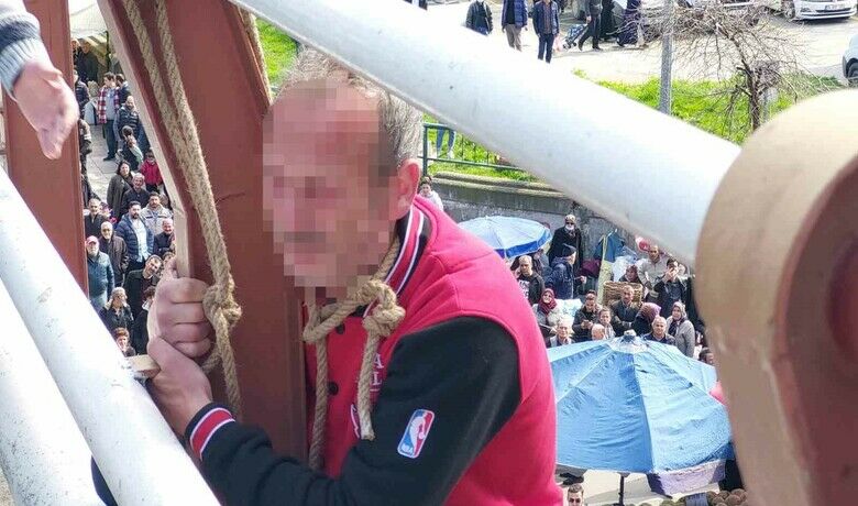 Üst geçitte intihara kalkışan şahsıvatandaşlar kendilerini riske atarak kurtardı - Samsun’da eşinden boşanan ve üst geçitte boynuna halat geçirip korkuluklarda intihara kalkışan 3 çocuk babası şahıs, kendilerini riske atan polis ve vatandaşlar tarafından güçlükle kurtarıldı.