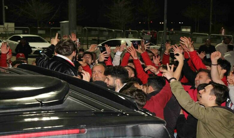 Sefo Samsunspor taraftarına üçlü çektirdi
 - SAMSUN (İHA) – Türkiye’nin sevilen rap şarkıcısı Sefo katıldığı Samsunspor maçının ardından taraftara üçlü çektirdi.