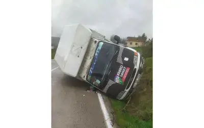 Kontrolden çıkan kamyonet devrildi
