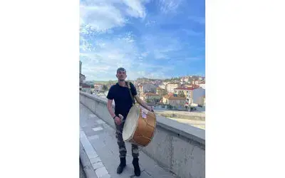 İnsanları sahura sokak hayvanları ile birlikte kaldırıyor

