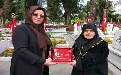Şehit annesine onur plaketi