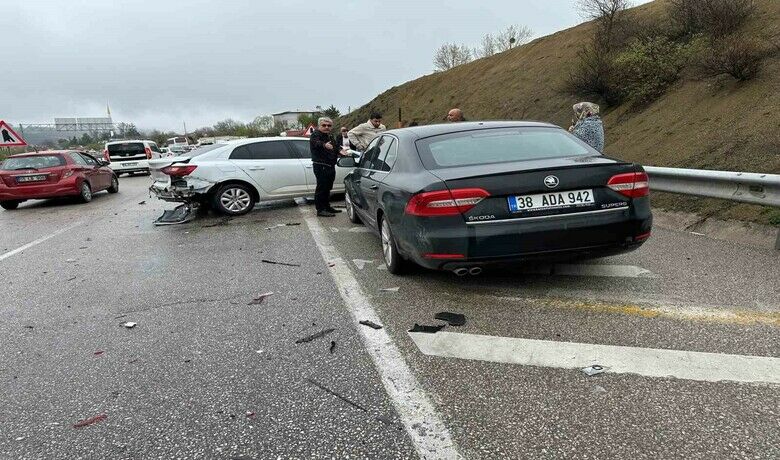 Samsun’da zincirleme trafik kazası: 4 yaralı
 - Samsun’da 4 aracın karıştığı zincirleme trafik kazasında 4 kişi yaralandı.