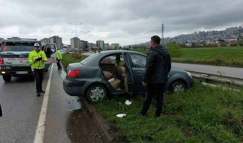 Yağmurdan kayganlaşan yolda 3araçlı kaza: 1 yaralı - Samsun’da yağmurdan dolayı kayganlaşan yolda üç aracın karıştığı kazada 1 kişi yaralandı.
