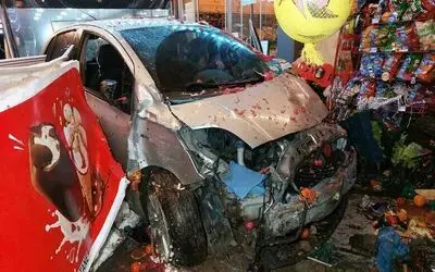 Otomobil bir dükkanın manav reyonuna böyle girdi: 1’i ağır 2 yaralı
