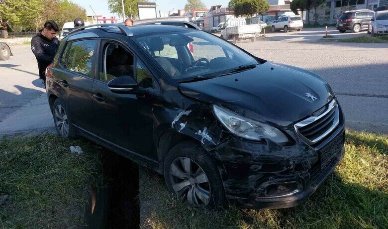 Samsun’da otomobil ile ticaritaksi çarptı: 1 yaralı - Samsun’da otomobil ile ticari taksinin çarpıştığı kazada 1 kişi yaralandı.