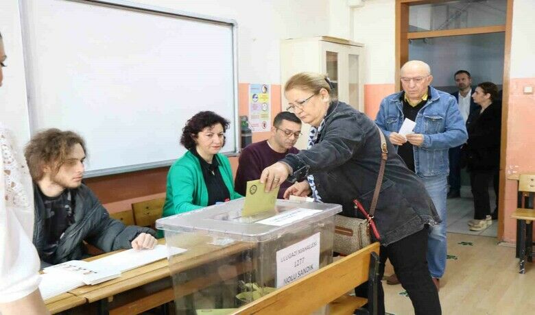 Samsun'da oy kullanma işlemi başladı - SAMSUN (İHA) - Samsun’da vatandaşlar saat 08.00 itibarıyla sandık başına giderek oylarını kullanmaya başladı.