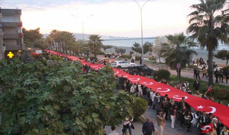 1919 metrelik dev Türk bayrağıyla yürüdüler
